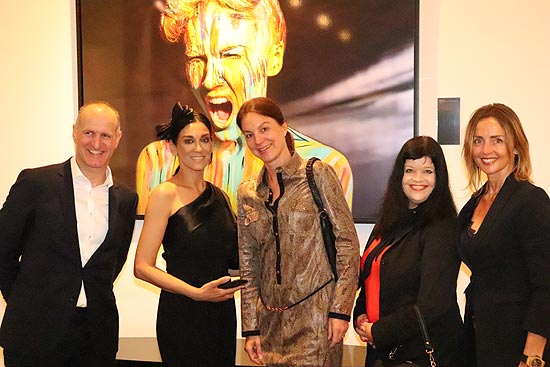  Hoteldirektor Frank Beiler (Re.), Künstlerin Afsaneh Nagy 2.v.Re.), Schauspielerin Suzanne Landsfried (2.v.L.) © Eröffnung der Ausstellung „Colors“ im Hotel Le Méridien München (©Foto: Martin Schmitz)